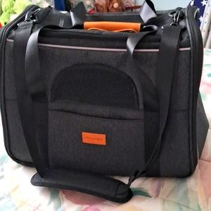 NWOT 16"W×15"L×13"H Fully Ventilated All-Pet Carrier with Lots of Extras 💜🩷💙